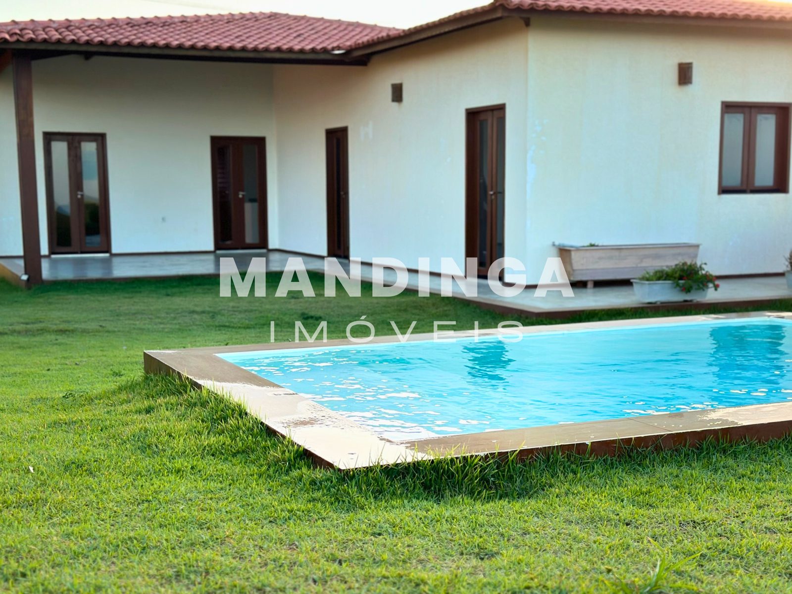 Fachada e piscina da casa na Vila Praia do Retirinho, Aracati-CE