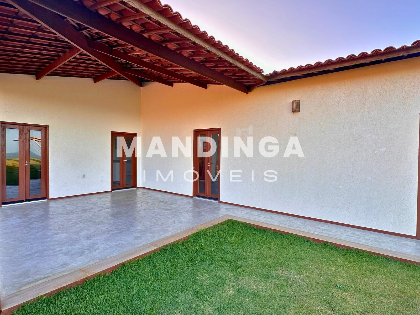 Varanda interna da casa, ainda em acabamento, na Vila Praia do Retirinho