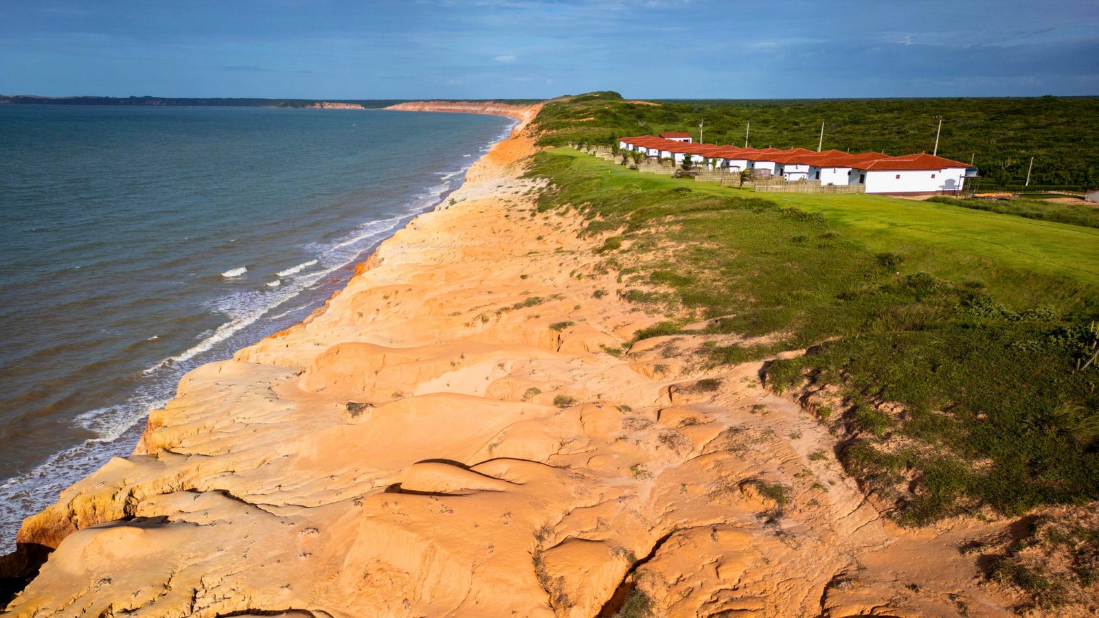 Vista aérea da fileira de casas da Vila Praia do Retirinho, à beira da falésia, Aracati-CE